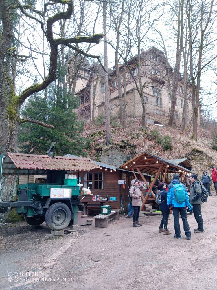 05-An der Wolfsgrüner Goulaschkanone mit Schloss