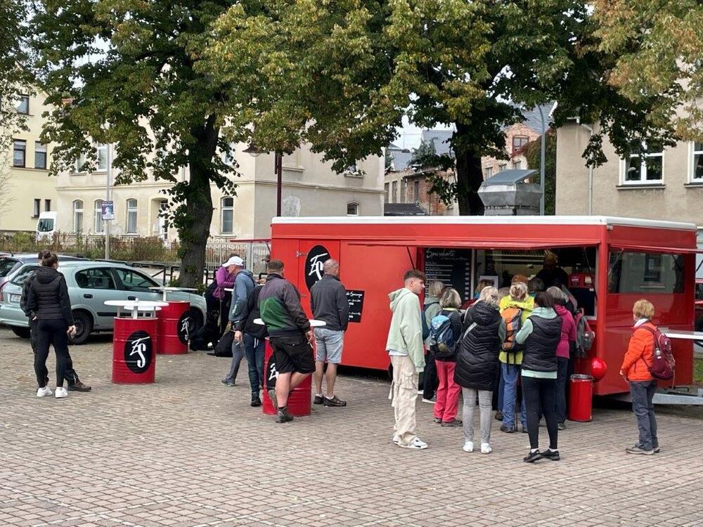 Roter Imbisswagen am Markt