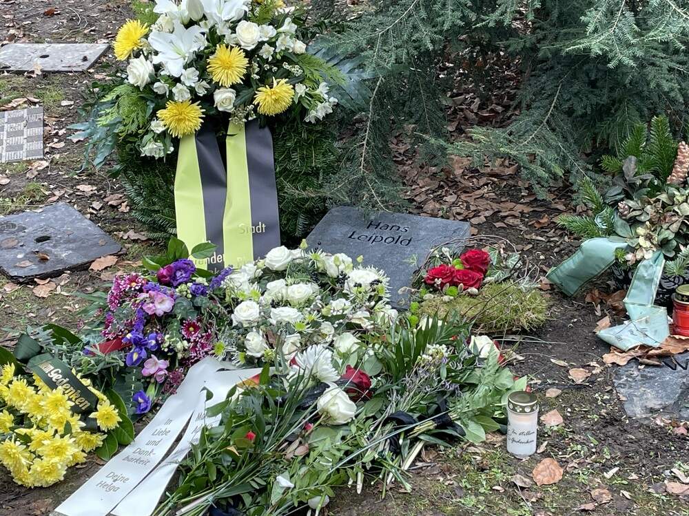 Grabstelle mit Blumen und Grabstein