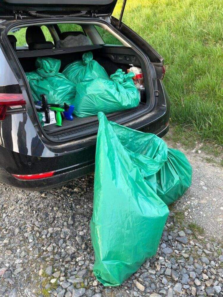 Die Müllsäcke werden ins Auto verladen